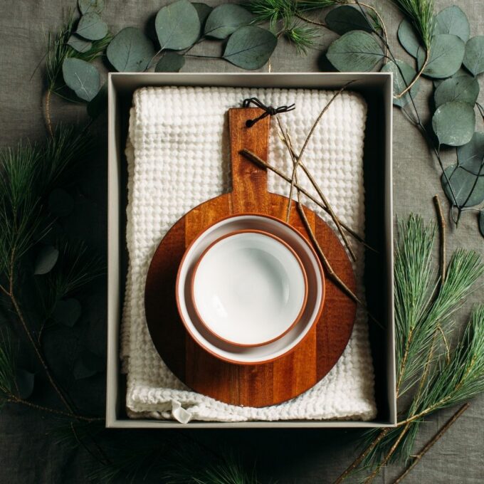 CERAMIC BOWLS / WOODEN CUTTING BOARD / LINEN TOWEL  IN GIFT BOX